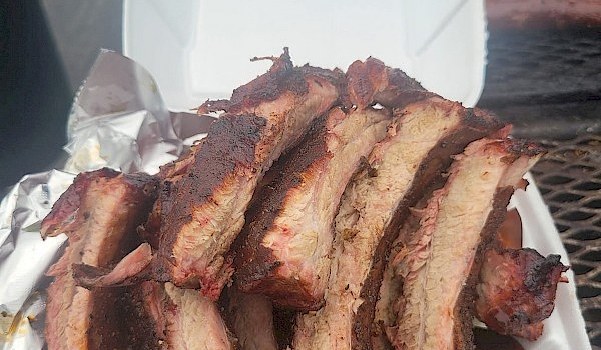 clamshell of bbq ribs at a restaurant